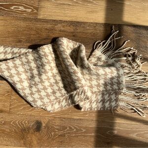 NWOT Banana Republic Houndstooth scarf